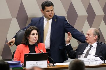 Os presidentes da CCJ, senadora Simone Tebet, do Senado, Davi Alcolumbre e o relator da PEC 6/2019, senador Tasso Jereissati, durante a reunião deliberativa para análise da PEC 6/2019, que modifica o sistema de Previdência Social.