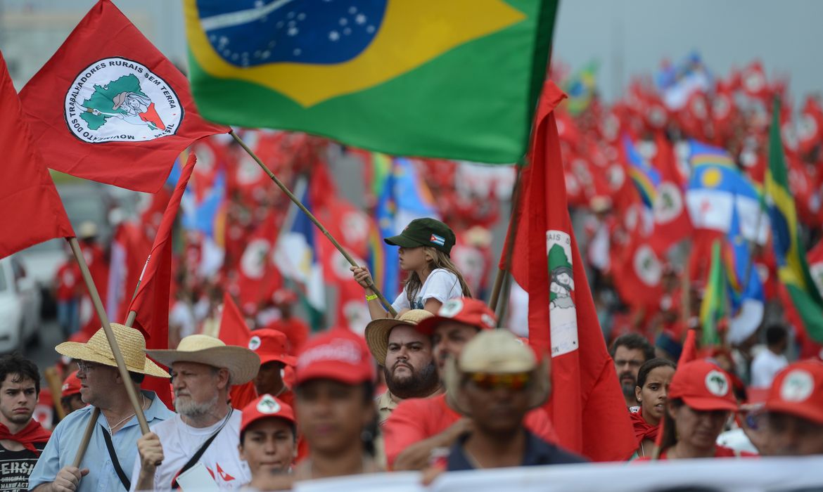 Brasília - Trabalhadores sem terra, que participam do 6º Congresso Nacional do MST, fazem manifestação em favor da reforma agrária, na Esplanada dos Ministérios (Fabio Rodrigues Pozzebom/Agência Brasil)