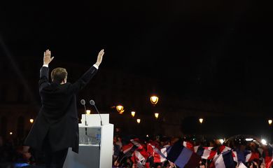 Presidente eleito da França, Emmanuel Macron, cumprimenta dezenas de milhares de eleitores que foram à esplanada do Museu do Louvre comemorar a vitória do candidato social liberal sobre a esquerdista Marine Le Pen