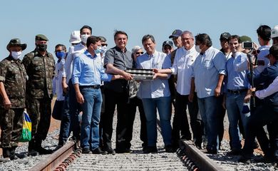 Presidente da República, Jair Bolsonaro, acompanhado do ministro da infraestrutura Tarcísio Gomes e demais autoridades, caminha sobre a Ferrovia de Integração Oeste-Leste (FIOL)