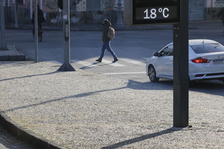 População vulnerável em situação de rua durante período de frio intenso.