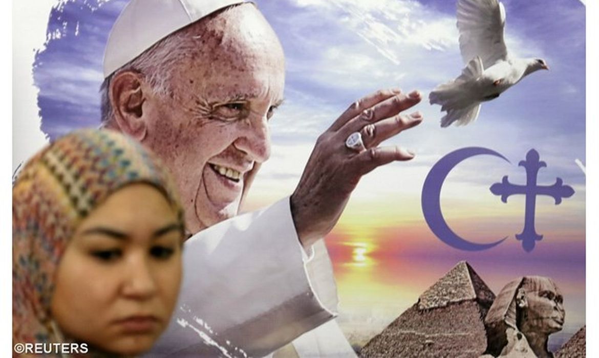 O logotipo oficial da viagem de Francisco ao Egito retrata o papa, uma pomba branca que simboliza a paz, as pirâmides e o delta do rio Nilo