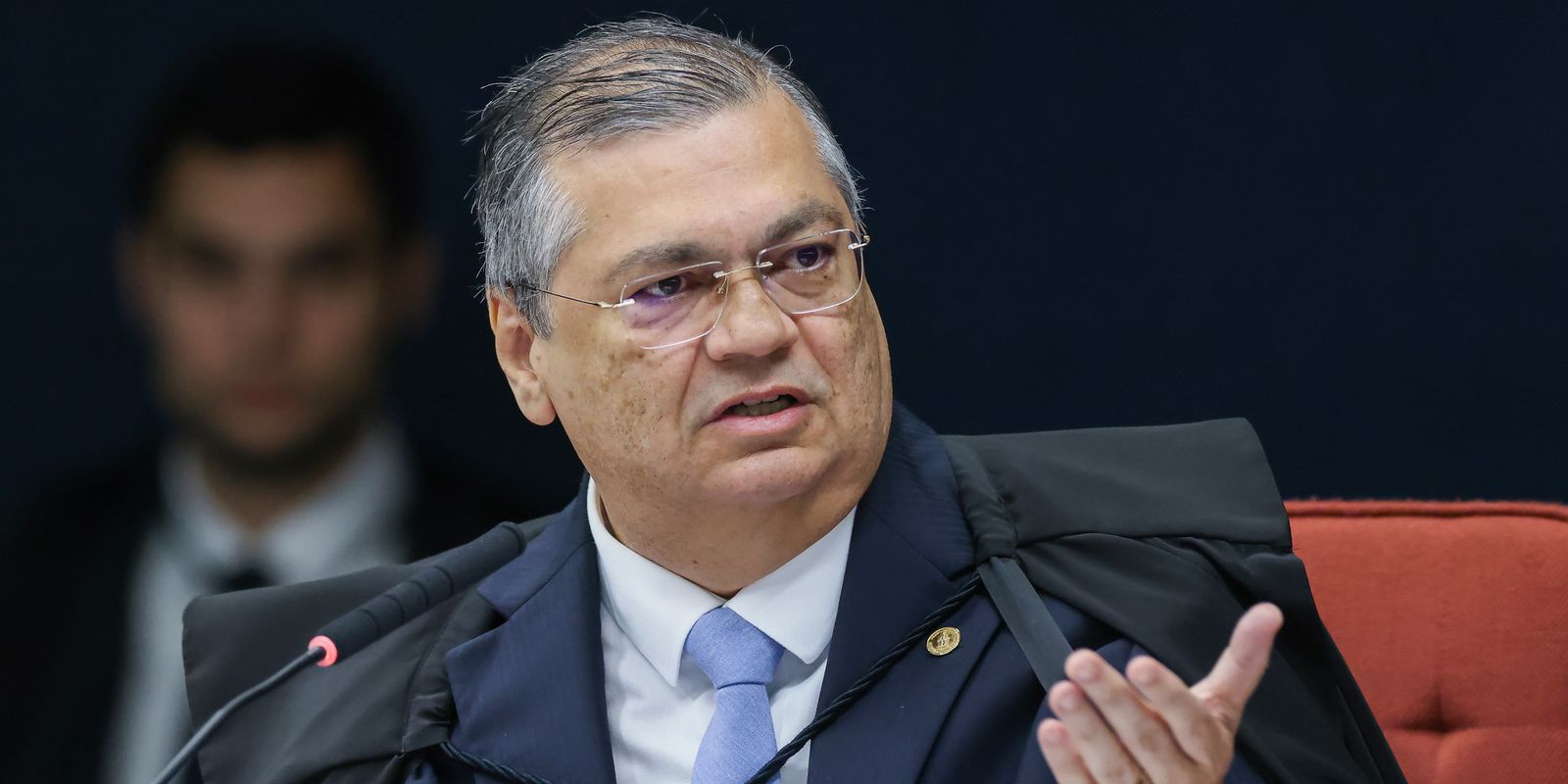 Dino dá cinco dias úteis para Sóstenes esclarecer fala sobre emendas
