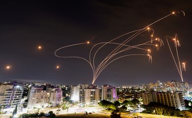 Foguetes disparados em Israel a partir de Gaza. REUTERS/AMIR COHEN