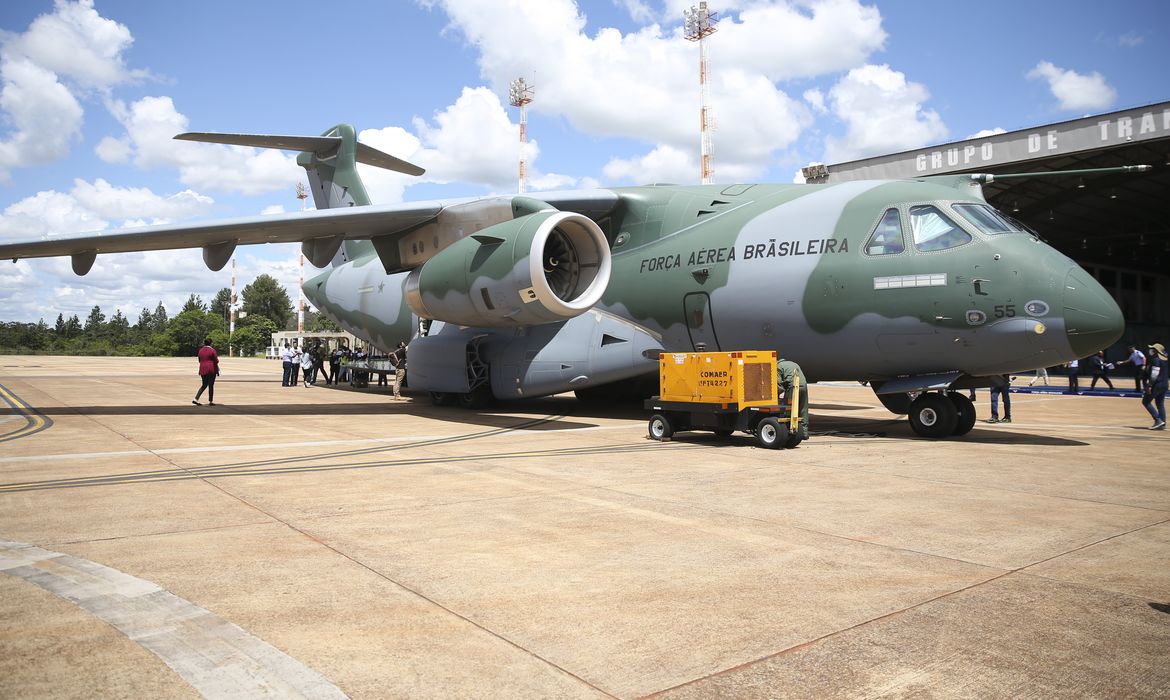 O Governo Federal envia, nesta segunda-feira (7), de Brasília a Varsóvia, na Polônia,uma aeronave KC-390 Millennium da Força Aérea Brasileira para cumprir missão de resgate dos brasileiros que deixaram a Ucrânia