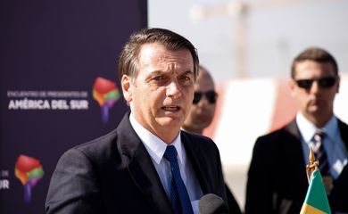 O presidente do Brasil, Jair Bolsonaro, concede entrevista coletiva ao desembarcar em Santiago, Chile.