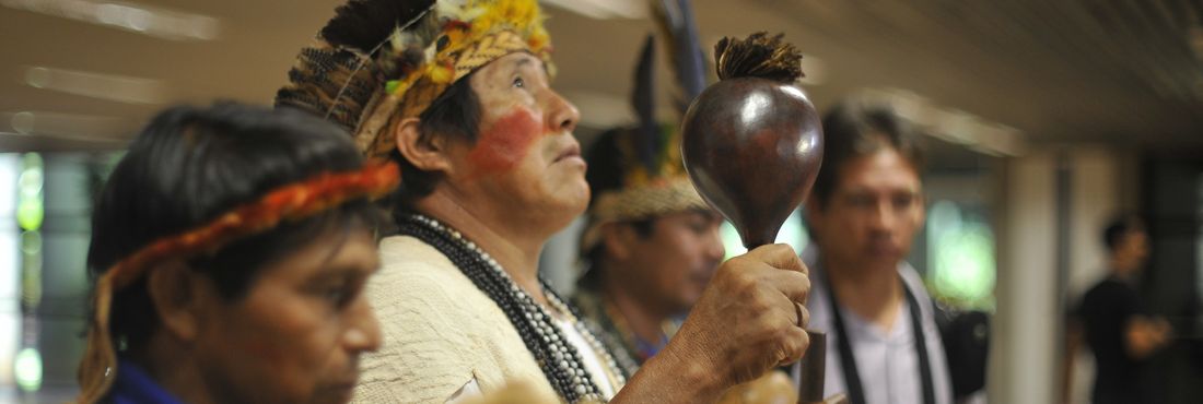Lideranças indígenas participam de reunião com parlamentares e representantes de fazendeiros para discutir a situação dos índios guarani-kaiowá em Mato Grosso do Sul