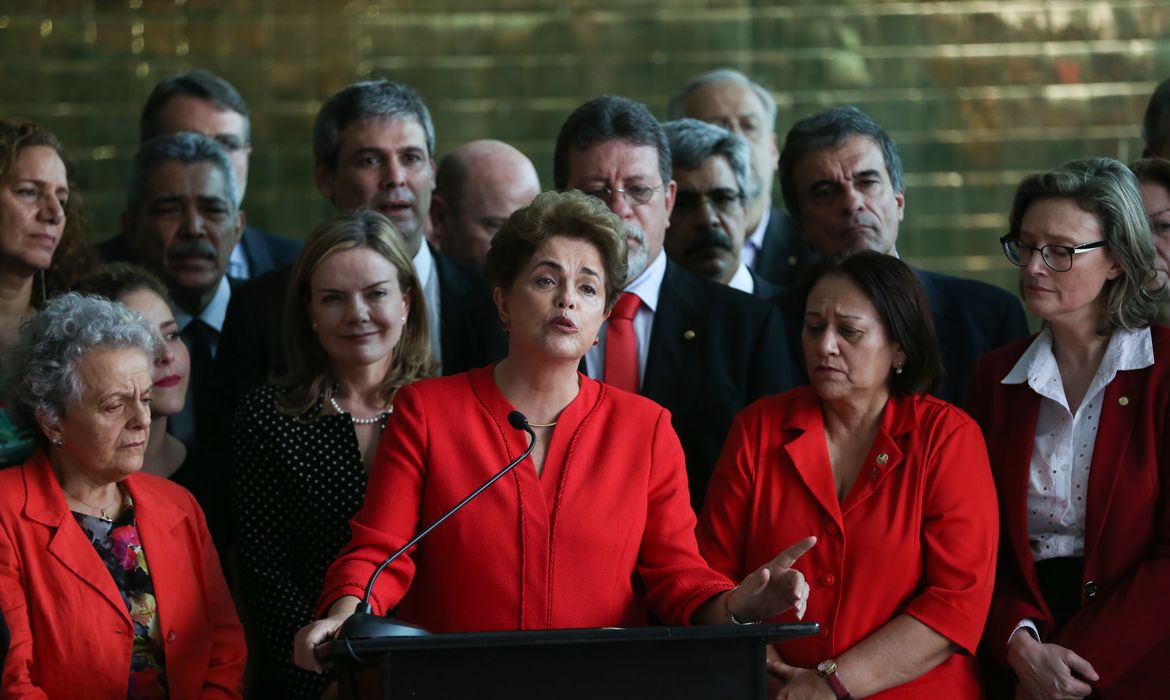Brasília - Em pronunciamento no Palácio da Alvorada, Dilma Rousseff diz que, com a aprovação do impeachment, sofreu o segundo golpe de Estado em sua vida (José Cruz/Agência Brasil)