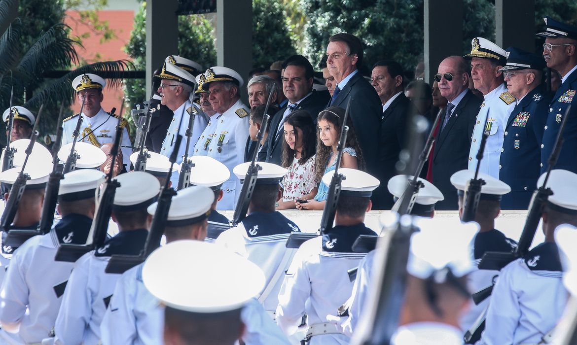 O presidente Jair Bolsonaro participa  da celebração ao Dia do Marinheiro no Grupamento dos Fuzileiros Navais, em Brasília