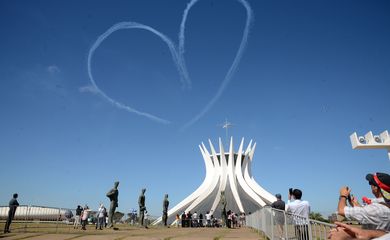 Brasília - A Esquadrilha da Fumaça faz show durante passagem da Tocha Olímpica pela Catedral de Brasília (Elza Fiúza/Agência Brasil)