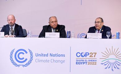 Autoridades da ONU e do governo egípcio em conferência na COP27, em Sharm el-Sheikh, no Egito