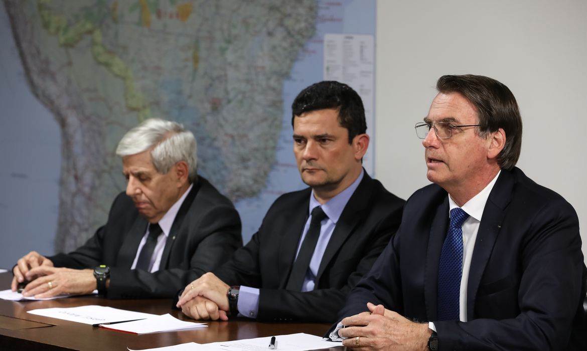 O presidente Jair Bolsonaro faz transmissão ao vivo ao lado dos ministros de Segurança Institucional (GSI), General Augusto Heleno, e da Justiça e Segurança Pública, Sergio Moro.