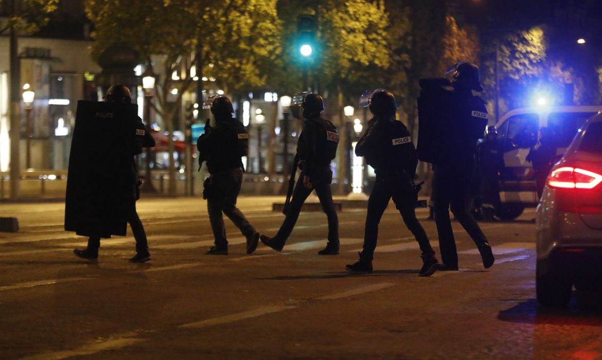 Autor dos disparos na Champs-Elyssés queria atingir os policiais