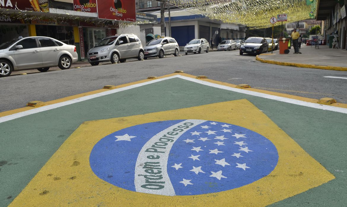 Decoração em Teresópolis, cidade que vai ser a base de seleção brasileira de futebol durante a Copa do Mundo Fifa 2014 (Fernando Frazão/Agência Brasil)