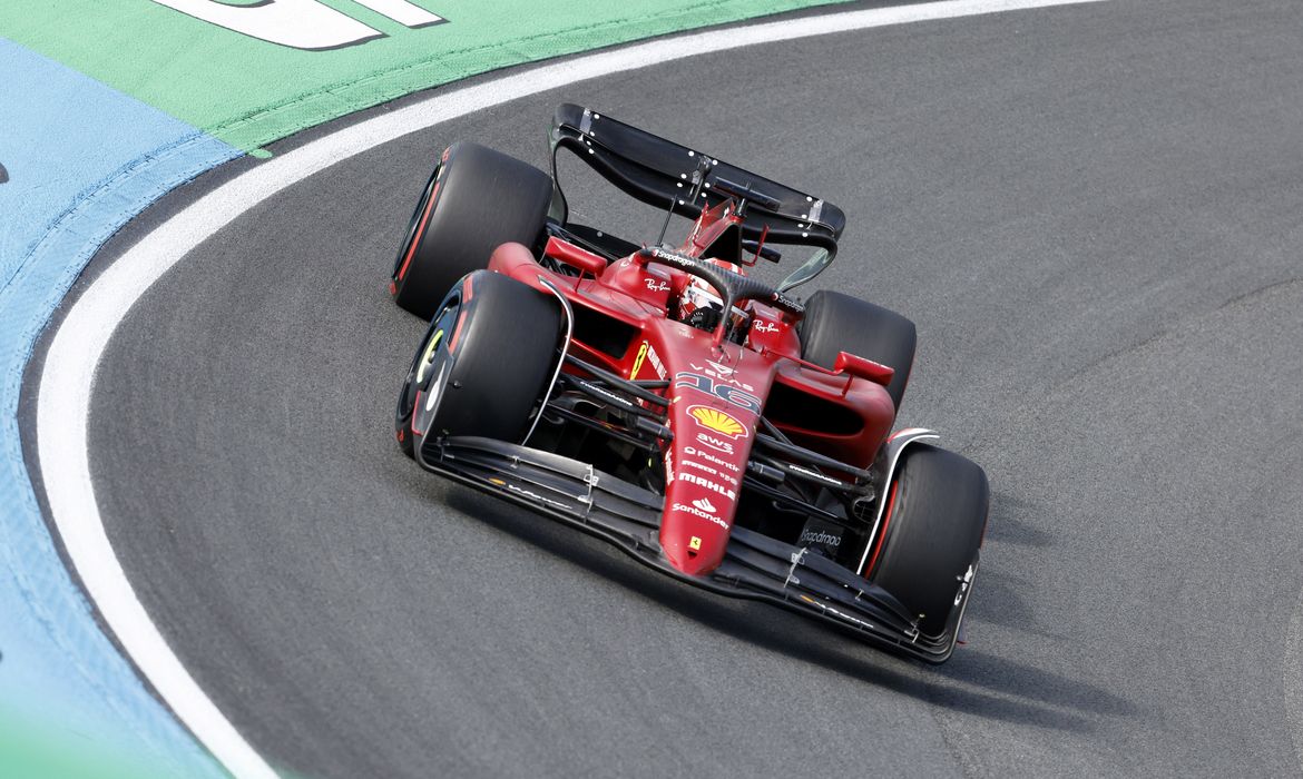 O piloto Charles Leclerc, da Ferrari, em ação durante os treinos para o Grande Prêmio da Holanda.REUTERS/Yves Herman