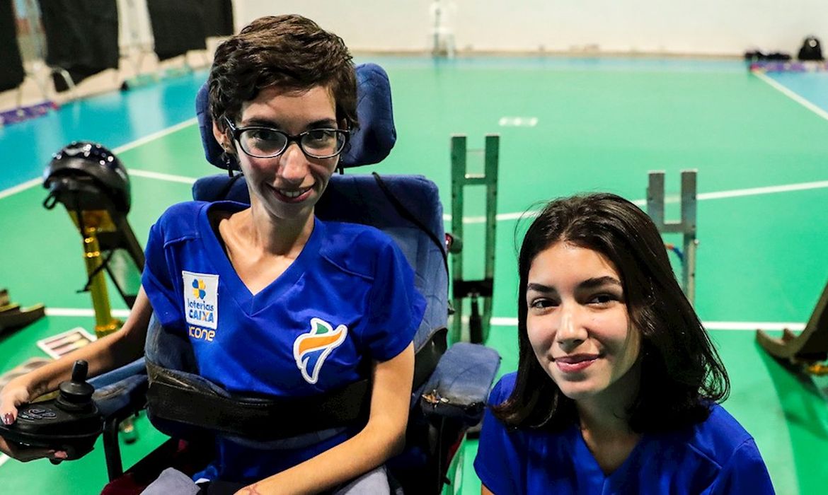Débora, atleta de bocha paralímpica, e Fernanda, calheira. 
