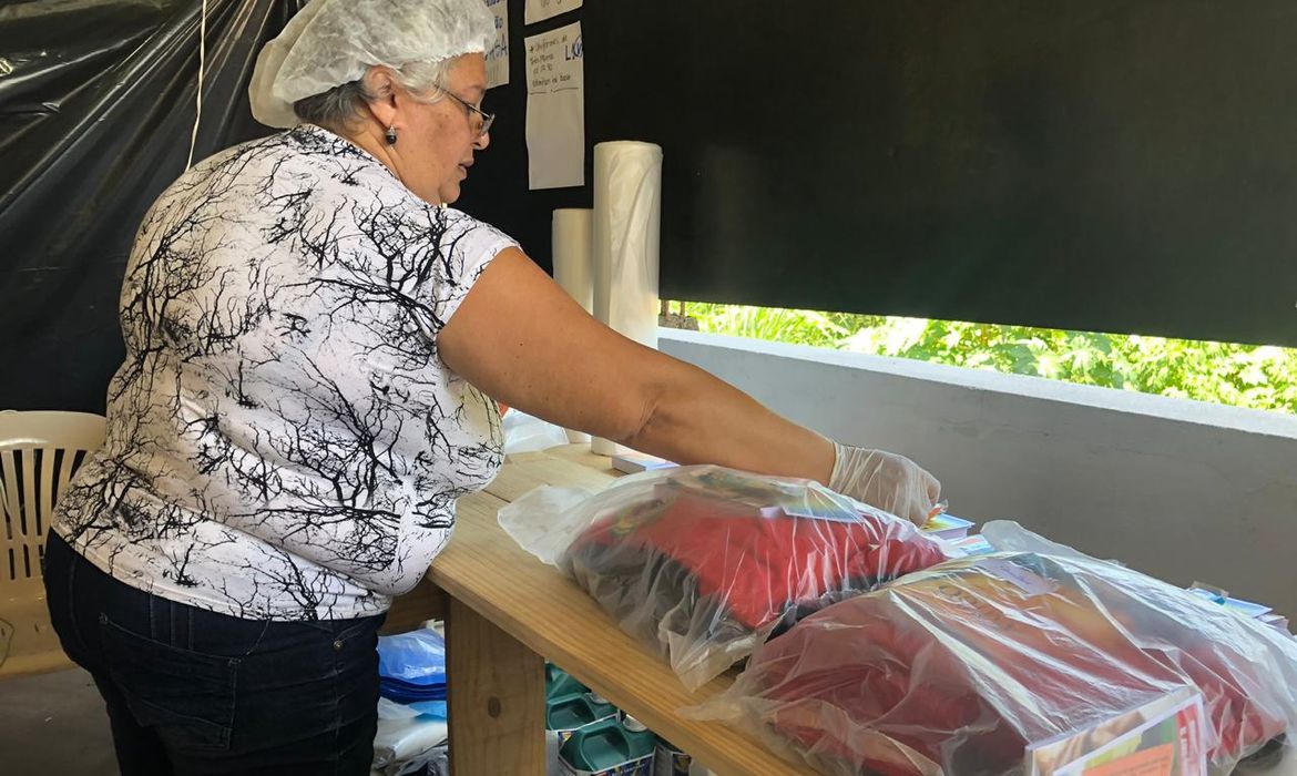 Técnica em vestuário, Laura Miranda Baggio, de 57 anos, viajou seis horas de Monte Sião, para Brumadinho exclusivamente para trabalhar na lavanderia