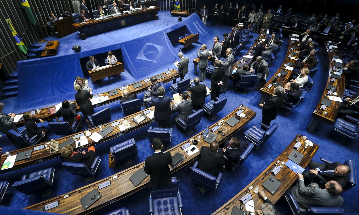 Brasília - Senadores se reúnem em plenário para eleger comissão que analisará a admissibilidade do pedido de impeachment da presidenta Dilma Rousseff (Marcelo Camargo/Agência Brasil)