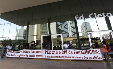 Brasília - Indígenas e servidores fecham as entradas do prédio da Funai com reivindicações que pedem o fortalecimento da Fundação e demonstram posição contrária à chamada CPI da Funai  (Marcelo Camargo/Agência Brasil)