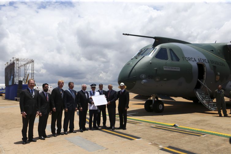 O presidente Michel Temer recebe a certificação do avião KC-390 durante as comemorações do Dia do Aviador e da Força Aérea Brasileira (FAB), na Base Aérea de Brasília.