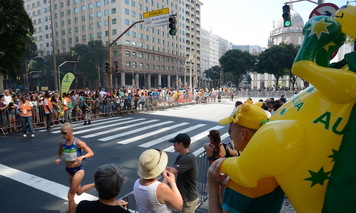 Rio de Janeiro - A Maratona Feminina Olímpica, que passa pelas ruas da cidade, e o Boulevard Olímpico lotam a região central da cidade neste domingo.  (Tânia Rêgo/Agência Brasil)