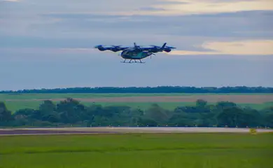 Eve, da Embraer, faz primeiro voo do carro voador no interior paulista
