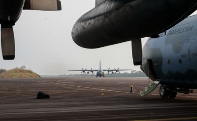  Abastecimento com água da Aeronave Hércules C-130 da Força Aérea Brasileira no combate a focos de incêndio na Amazônia.
