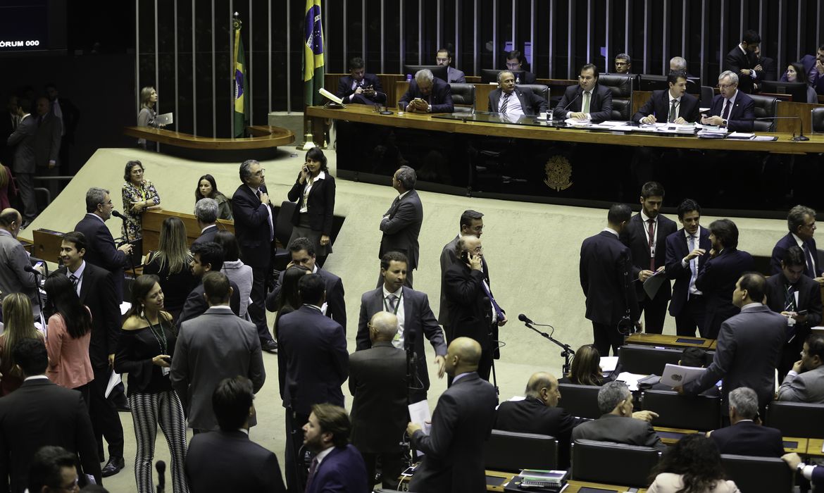 Plenário da Câmara dos Deputados debate o Projeto de Lei 8939/17, do deputado José Carlos Aleluia, que permite à Petrobras negociar até 70% de seus direitos de exploração de petróleo do pré-sal.