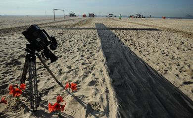 Rio de Janeiro - ONG Rio da Paz presta homenagem ao cinegrafista Santiago Andrade na praia de Copacabana (Tânia Rêgo/Agência Brasil)