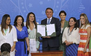 O presidente da República, Jair Bolsonaro, a primeira dama, Michelle Bolsonaro, e as  parlamentares da bancada feminina, participam da cerimônia de lançamento de novas ações do Programa Renda e Oportunidade