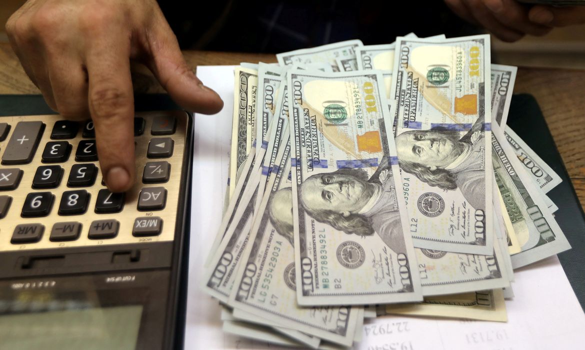 Tesouro capta US$ 4,5 bi no exterior com juros mais altos