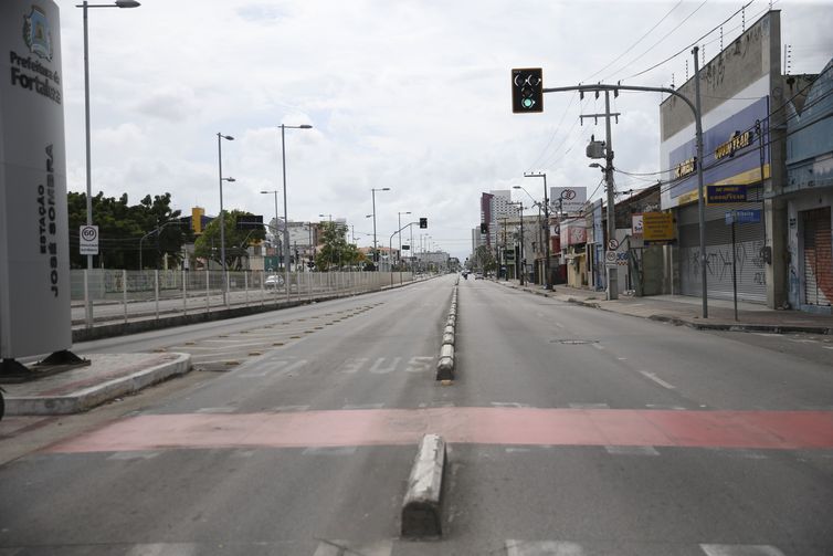 Região metropolitana de Fortaleza enfrenta dificuldades com a redução da frota de ônibus, após a série de ataques contra veículos, órgãos públicos, agência bancárias, estabelecimentos comerciais e equipamentos de segurança do Ceará. 
