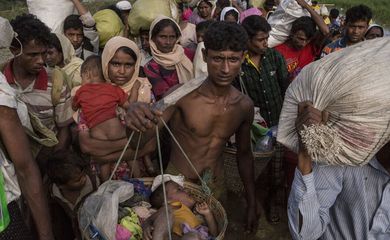 Refugiados rohingya atravessam o rio Naf, entre Myanmar e Bangladesh 