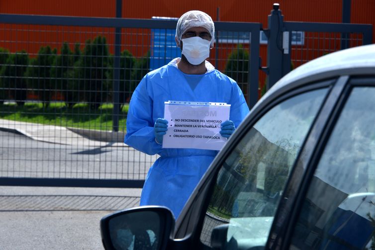 A rotina de auxiliares de limpeza na linha de frente do combate à