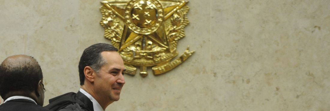Posse Luís Roberto Barroso A cerimônia começou às 14h40 e durou 15 minutos. O hino foi executado à capela pela cantora brasiliense Ellen Oléria.