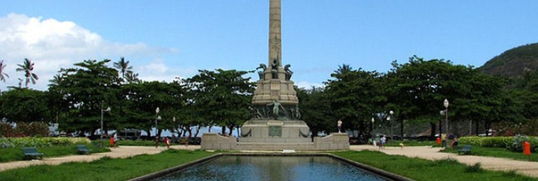 O mausoléu fica no subsolo do Monumento aos Heróis de Laguna e Dourados, instalado na Praça General Tibúrcio