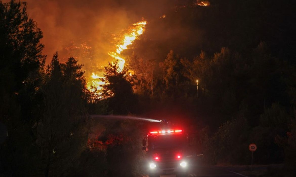 Incêndio em Dionysos, perto de Atenas
 12/8/2024   REUTERS/Alexandros Avramidis