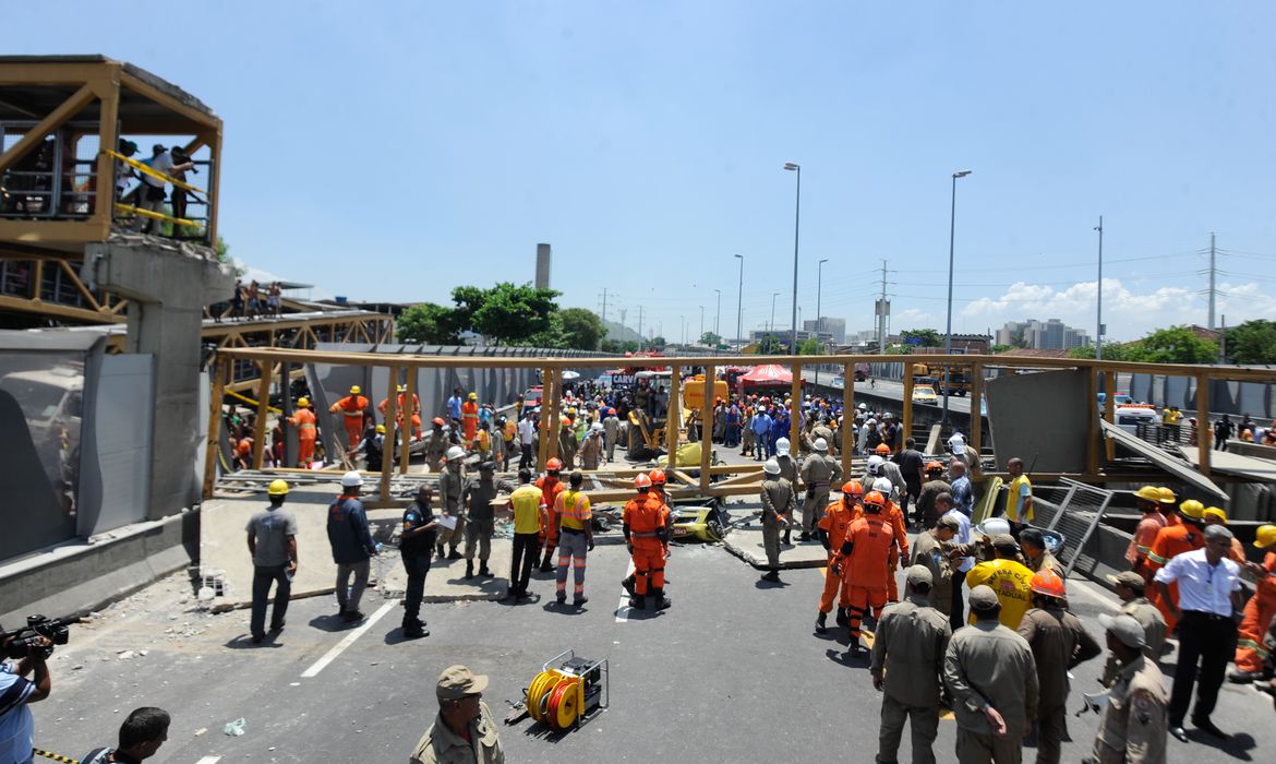 Rio de Janeiro – Trabalhos de resgate em passarela na Linha Amarela que caiu devido a acidente com um caminhão basculante na manhã desta segunda-feira (28) (Tânia Rêgo/Agência Brasil)