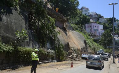 Avenida Niemeyer, em São Conrado, foi parcialmente liberada hoje (9). O tráfego na via é feito de maneira reduzida. Equipes da prefeitura trabalham na contenção das encostas, remoção da lama e retirada de árvores com ameaça de queda.