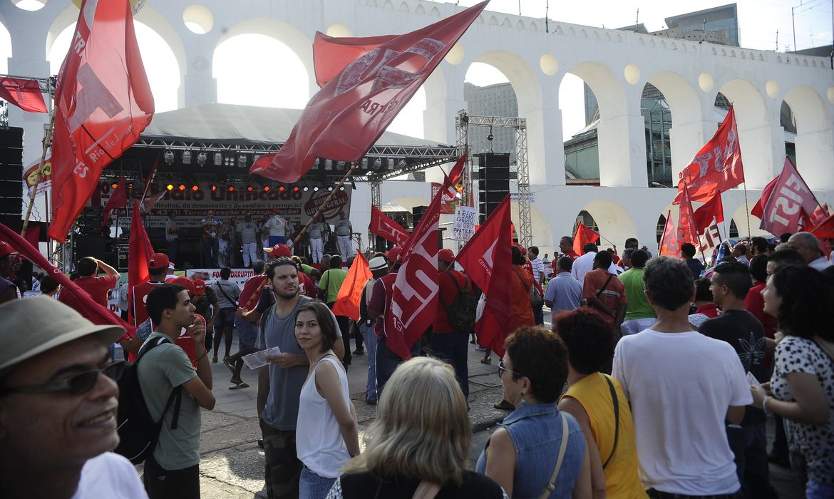 Movimentos sindicais fazem manifestação cultural unificada nos Arcos da Lapa, no Rio de Janeiro, pelo Dia do Trabalhador e contra o projeto de lei 4330, a chamada lei das terceirizações (Fernando Frazão/Agência Brasil)