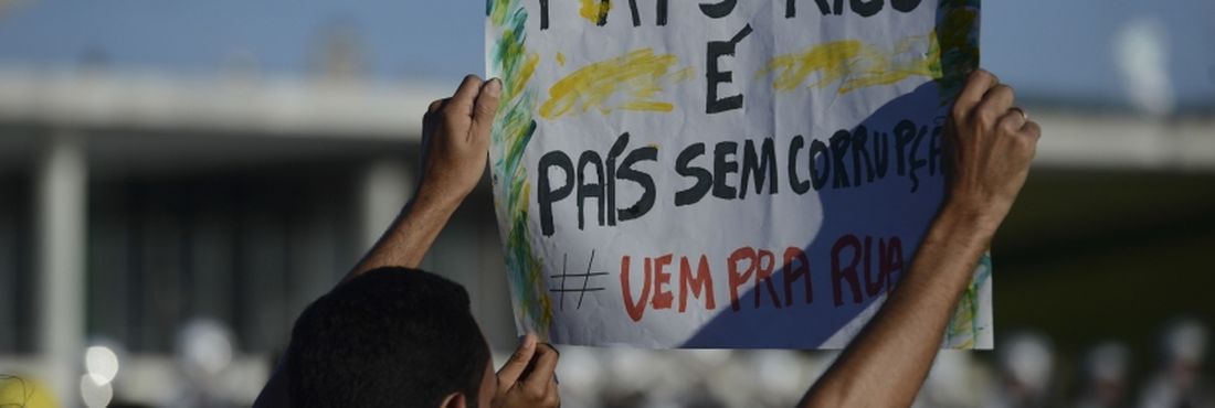 Brasília - Com a Esplanada dos Ministérios fortemente protegida por forças policiais, vários movimentos fazem protesto em frente ao Congresso Nacional