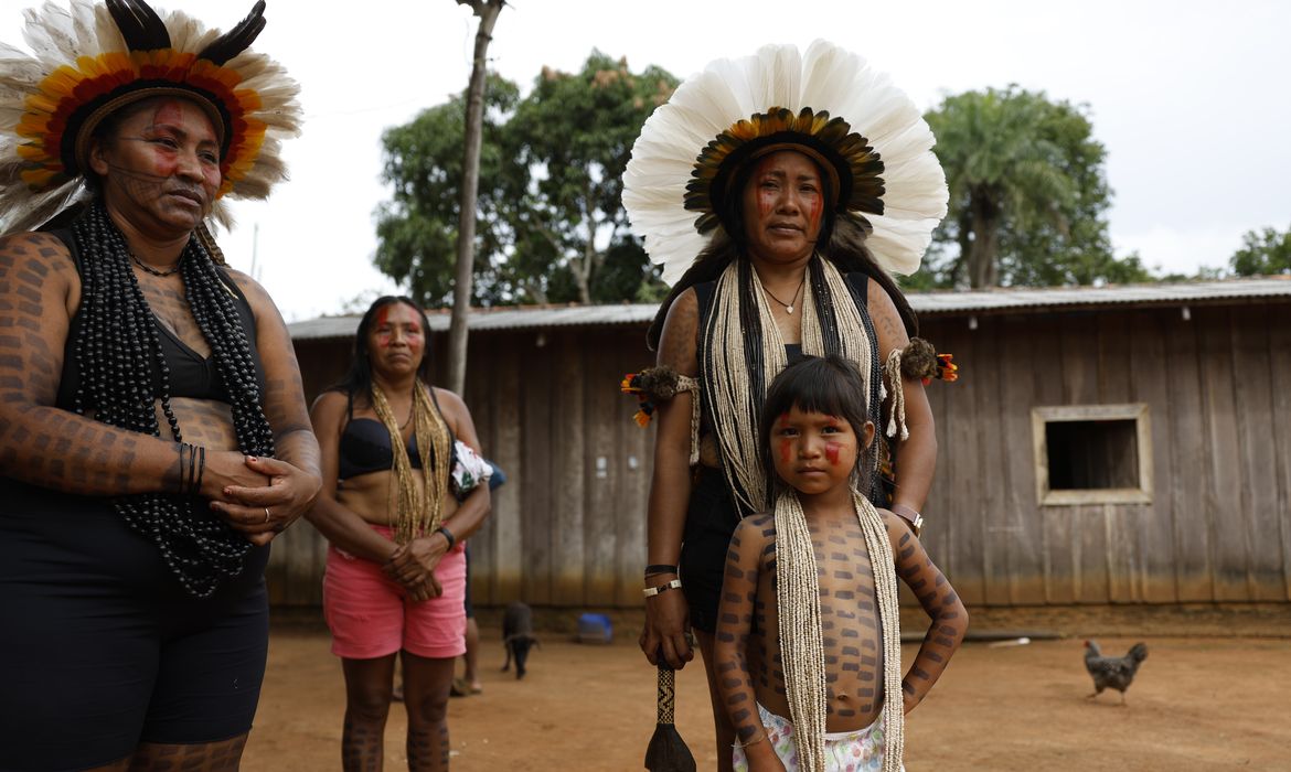 Juara (MT), 08/04/2025 – Mulheres indígenas do Povo Rikbaktsa na aldeia Pé de Mutum, Terra Indígena Japuíra. Foto: Fernando Frazão/Agência Brasil