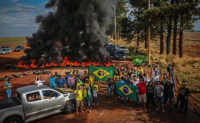 Supporters of Brazil's President Jair Bolsonaro block highway BR-251 during a protest against President-elect Luiz Inacio Lula da Silva who won a third term following the presidential election run-off, in Planaltina, Brazil, October 31, 2022.