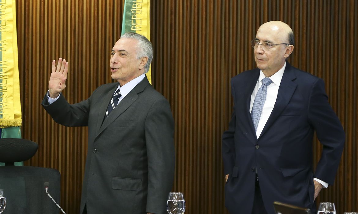 Brasília - O  presidente interino Michel Temer e o ministro da Fazenda, Henrique Meirelles, durante reunião com líderes da Câmara e do Senado, no Palácio do Planalto (Marcelo Camargo/Agência Brasil)