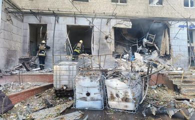 Hospital atingido por drone russo em Sumy, Ucrânia
28/09/2024
Serviço de Emergência da Ucrânia/Divulgação via Reuters
