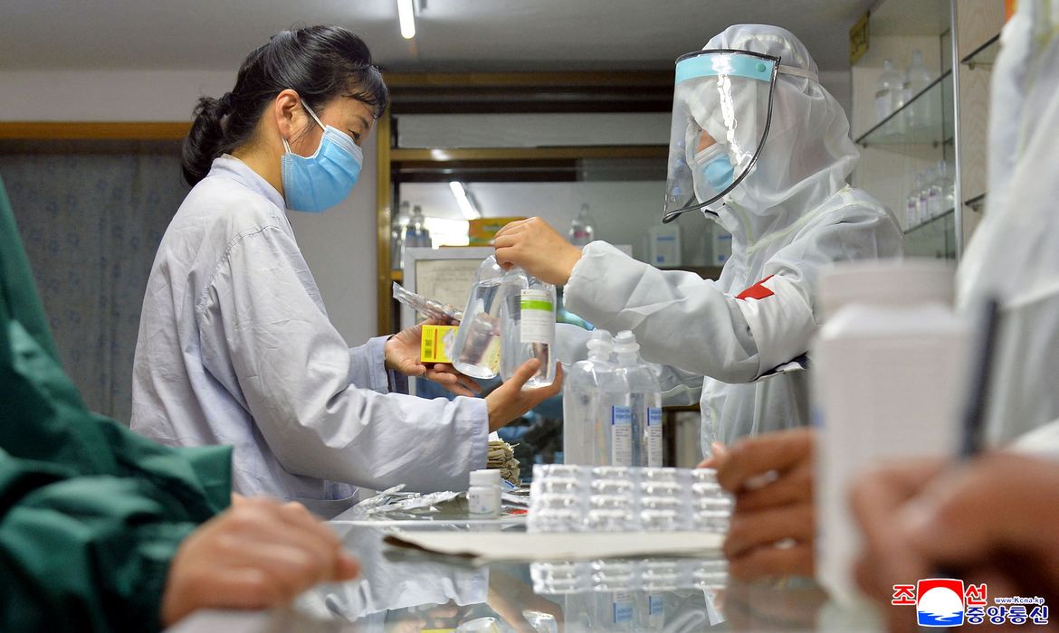 Médicos das Forças Armadas envolvidos na distribuição de medicamentos em  Pyongyang