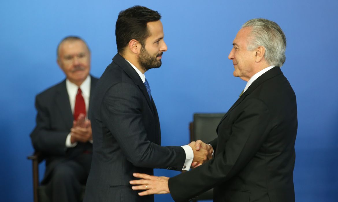 O presidente interino Michel Temer dá posse ao novo ministro da Cultura, Marcelo Calero (Valter Campanato/Agência Brasil)