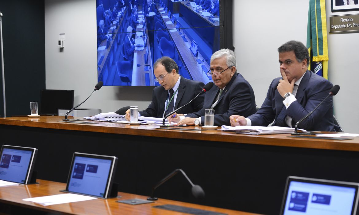 Brasília - A CPI que apura irregularidades no Conselho Administrativo de Recursos Fiscais (Carf) se reúne para analisar requerimento que pede a prorrogação dos trabalhos da CPI por mais 60 dias ( Antonio Cruz/Agência Brasil)