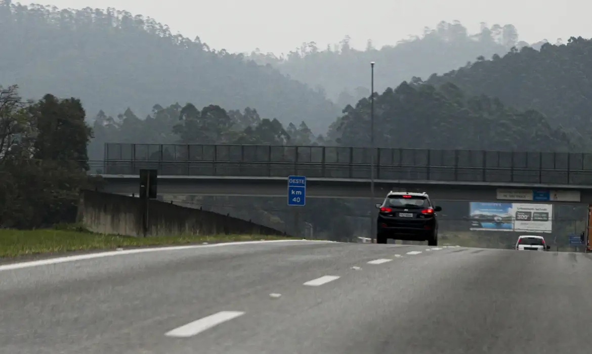 São Paulo (SP) 24/08/2024 - Foco de incêndio próximo a rodovia presidente Castelo Branco, o governo de São Paulo cria gabinete de crise para combate a incêndios
Estradas são interditadas e 30 municípios estão em alerta máximo
Foto: Paulo Pinto/Agência Brasil