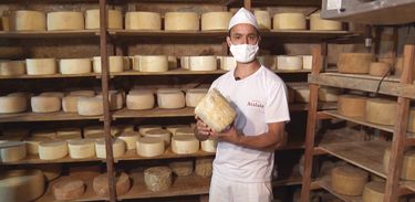 Cave onde os queijos artesanais são maturados na fazenda Atalaia